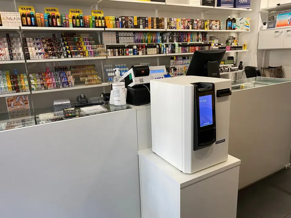 Monnayeur automatique au comptoir d'une épicerie