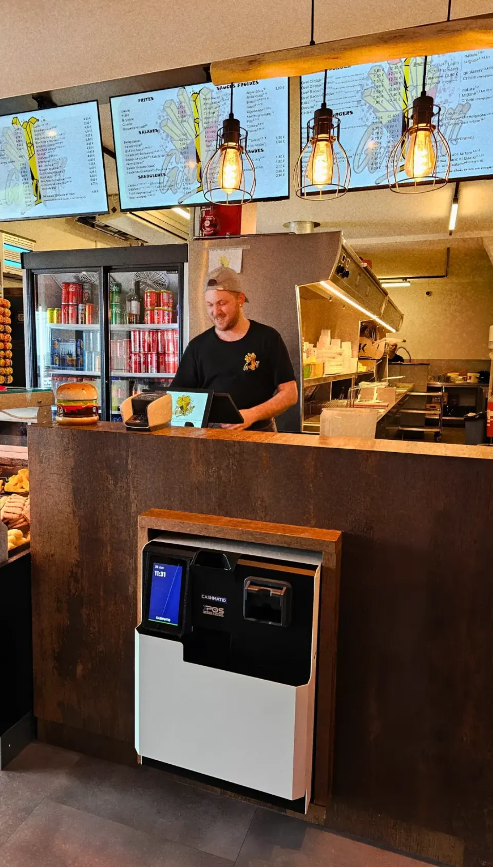 Monnayeur automatique au comptoir d'un snack